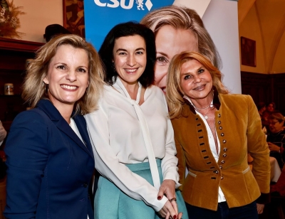 Foto von links: MdB Daniela Ludwig, die Stellvertretende Unions-Fraktionsvorsitzende Dorothee Bär und Gastgeberin Marisa Steegmüller.  Foto Groening 