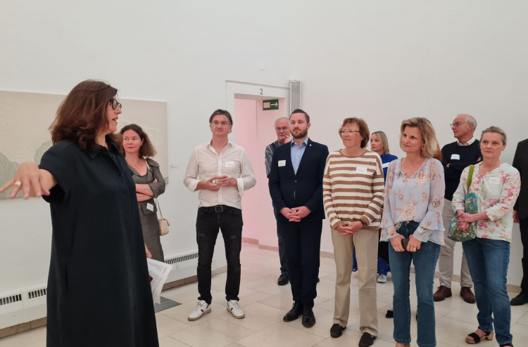 Beim Rundgang durch die Ausstellung mit Monika Hauser-Mair (links). MdB Ludwig (2. Von rechs) neben 3. Bürgermeisterin Gabriele Leicht und 2. Bürgermeister Daniel Artmann.