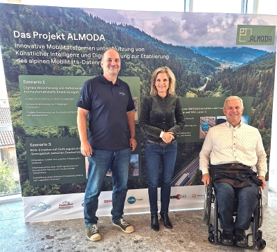 Foto: Freude über ein erfolgreiches Projekt – von links nach rechts Verbundkoordinator Prof. Christian Arbinger, MdB Daniela Ludwig, Kiefersfeldens Bürgermeister Hajo Gruber