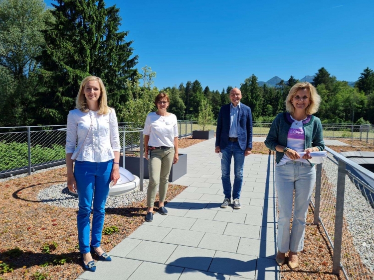 Von links: FU-Kreisvorsitzende Katharina Hüls, Hospizleiterin Ruth Wiedemann, Vorstand Stefan Scheck, MdB Daniela Ludwig.