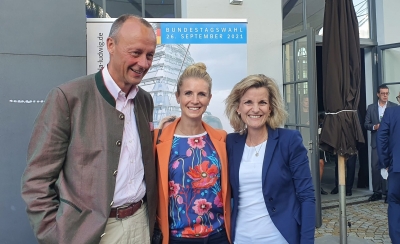 2.)	Von links: CDU-Politiker Friedrich Merz, Doppel-Olympiasiegerin Jessica von Bredow-Werndl, MdB Daniela Ludwig.  (Foto Büro Ludwig)