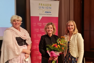FUobb1: Die FU-Vorsitzende Rosenheim Stadt Alexandra Linordner (links) und die FU Kreisvorsitzende Rosenheim Land Katharina Hüls (rechts) gratulieren Daniela Ludwig zur Wiederwahl