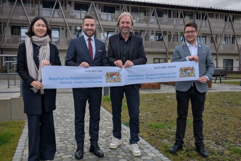Theresa Mayer-Baumann, Geschäftsführerin Heimat Bayern Wohnbau GmbH; Daniel Artmann, MdL; Stefan Mayer Geschäftsführer Heimat Bayern Wohnbau GmbH; Johannes Thusbaß, Bürgermeister Prutting.