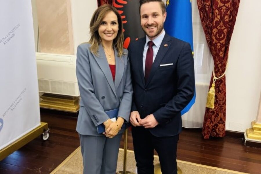 Jorida Tabaku und Daniel Artmann im Bayerischen Landtag