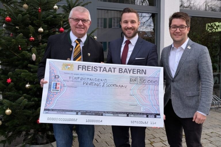 Bernhard Summerer, Daniel Artmann und Johannes Thusbaß bei der Checkübergabe.