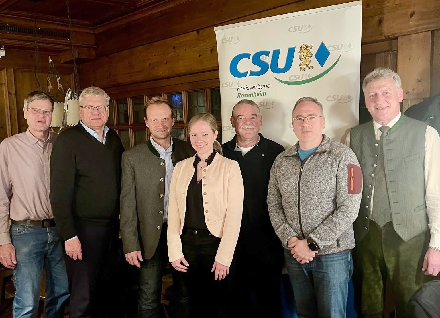 Neue Vorstandschaft: Anton Schmid (Beisitzer), Sebastian Eder (Schatzmeister), Maximilian Haimmerer (stv. Vorsitzender), Anita Heinlein (stv. Vorsitzende), Hans Peter Lossinger (stv. Vorsitzender), Jens Rösler (Schriftführer), Josef Gasteiger (1. Vorsitzender)