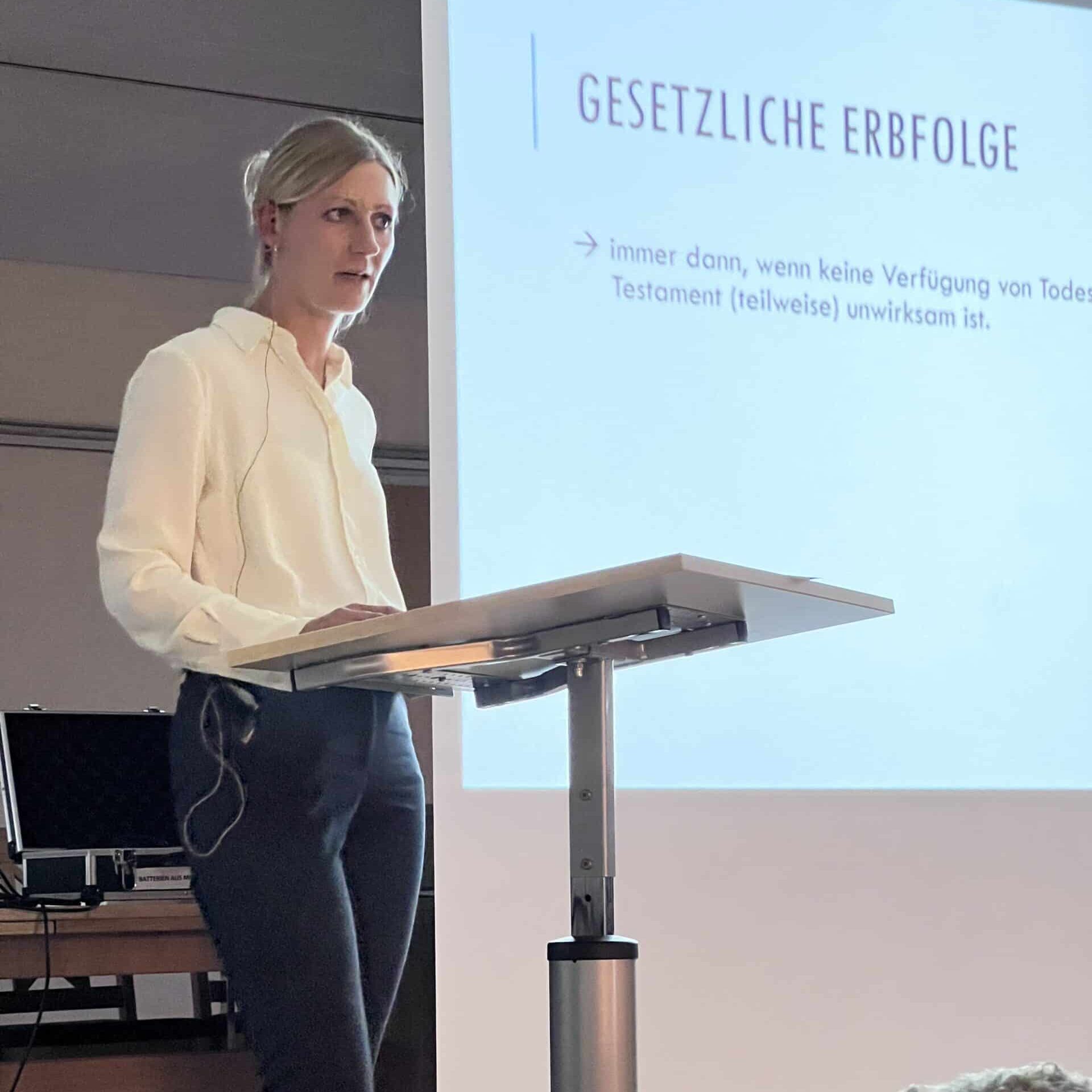 IMG_1828 Rechtsanwältin Josefine Schneider referiert über die gesetzliche Erbfolge
