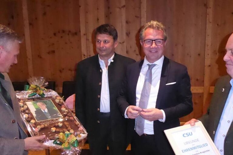 Bartholomäus Krapichler wurde zum Ehrenmitglied der Bruckmühler CSU ernannt. Es gratulierten der CSU-Kreisvorsitzende Klaus Stöttner, Krapichlers Nachfolger Georg Ziegltrum und Bürgermeister Richard Richter (von rechts).