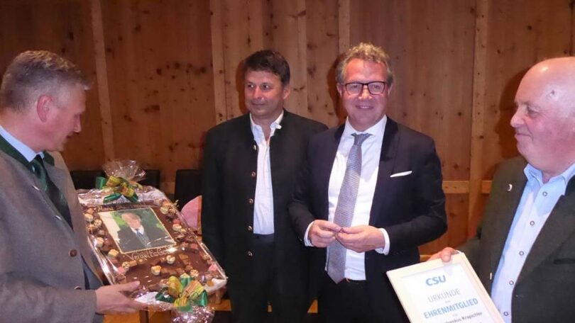 Bartholomäus Krapichler wurde zum Ehrenmitglied der Bruckmühler CSU ernannt. Es gratulierten der CSU-Kreisvorsitzende Klaus Stöttner, Krapichlers Nachfolger Georg Ziegltrum und Bürgermeister Richard Richter (von rechts).