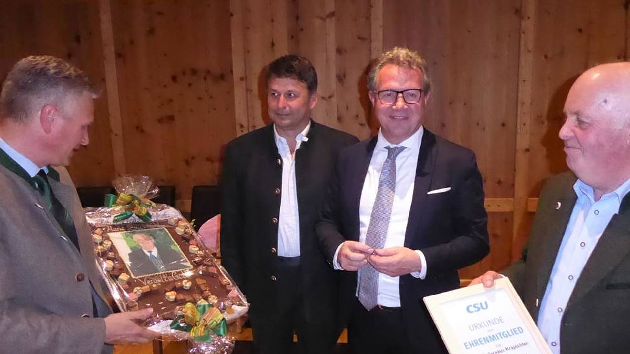 Bartholomäus Krapichler wurde zum Ehrenmitglied der Bruckmühler CSU ernannt. Es gratulierten der CSU-Kreisvorsitzende Klaus Stöttner, Krapichlers Nachfolger Georg Ziegltrum und Bürgermeister Richard Richter (von rechts).