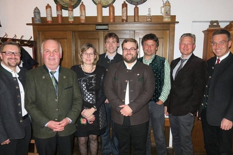 Die neugewählte fusionierte CSU-Vorstandschaft (von links): Oliver Eberl, Bartholomäus Krapichler (Ortsvorsitzender), Hermine Obermeyer, Andreas Riedl, Christian Kastl, Georg Ziegltrum mit Bürgermeister Richard Richter und Landtagsabgeordneten Otto Lederer