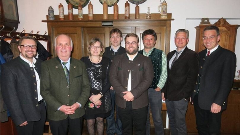 Die neugewählte fusionierte CSU-Vorstandschaft (von links): Oliver Eberl, Bartholomäus Krapichler (Ortsvorsitzender), Hermine Obermeyer, Andreas Riedl, Christian Kastl, Georg Ziegltrum mit Bürgermeister Richard Richter und Landtagsabgeordneten Otto Lederer