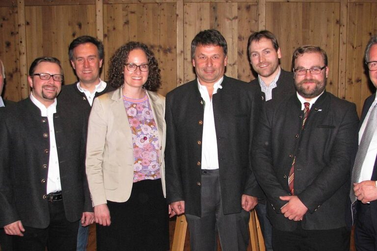 Bartholomäus Krapichler mit Oliver Eberl, Bernhard Kratzer, Juliane Grotz, Georg Ziegltrum, Andreas Riedl, Christian Kastl und Klaus Stöttner (von links nach rechts).