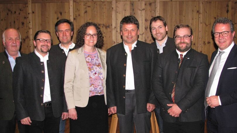 Bartholomäus Krapichler mit Oliver Eberl, Bernhard Kratzer, Juliane Grotz, Georg Ziegltrum, Andreas Riedl, Christian Kastl und Klaus Stöttner (von links nach rechts).