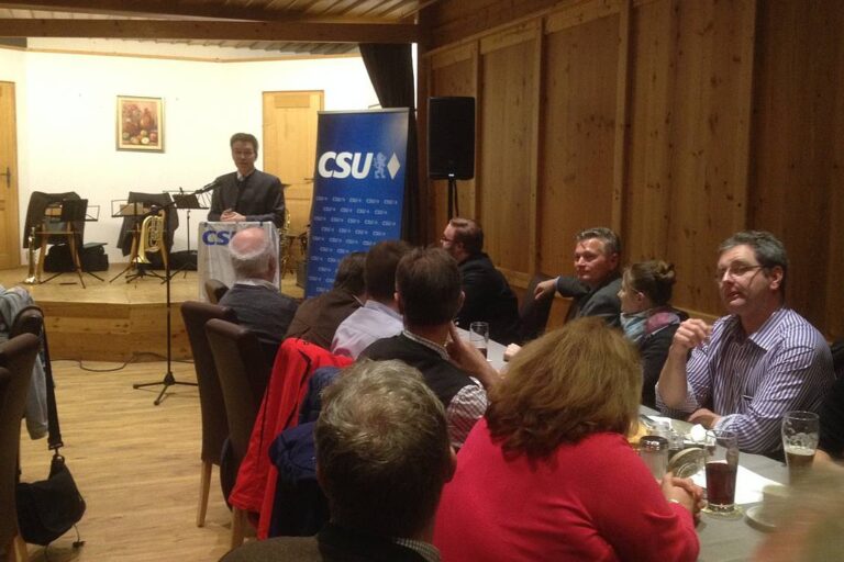 Die Besucher verfolgten mit Interesse die Rede des Abgeordneten Otto Lederer.