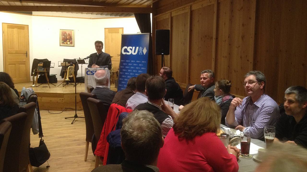 Die Besucher verfolgten mit Interesse die Rede des Abgeordneten Otto Lederer.