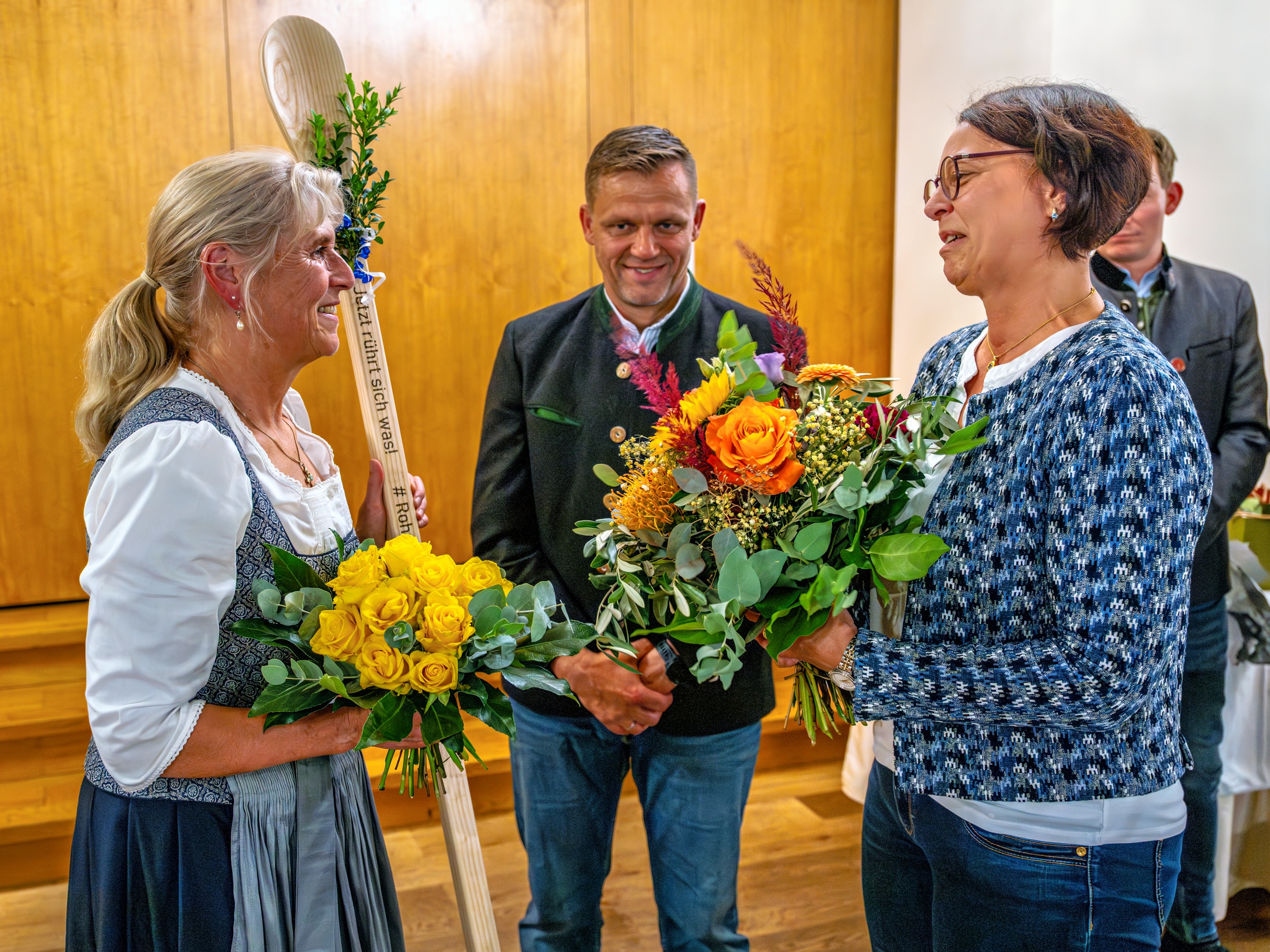 Links im Bild Maria Haimmerer, rechts daneben die Ortsvorsitzenden Markus Unterseher und Angelika Kästner.