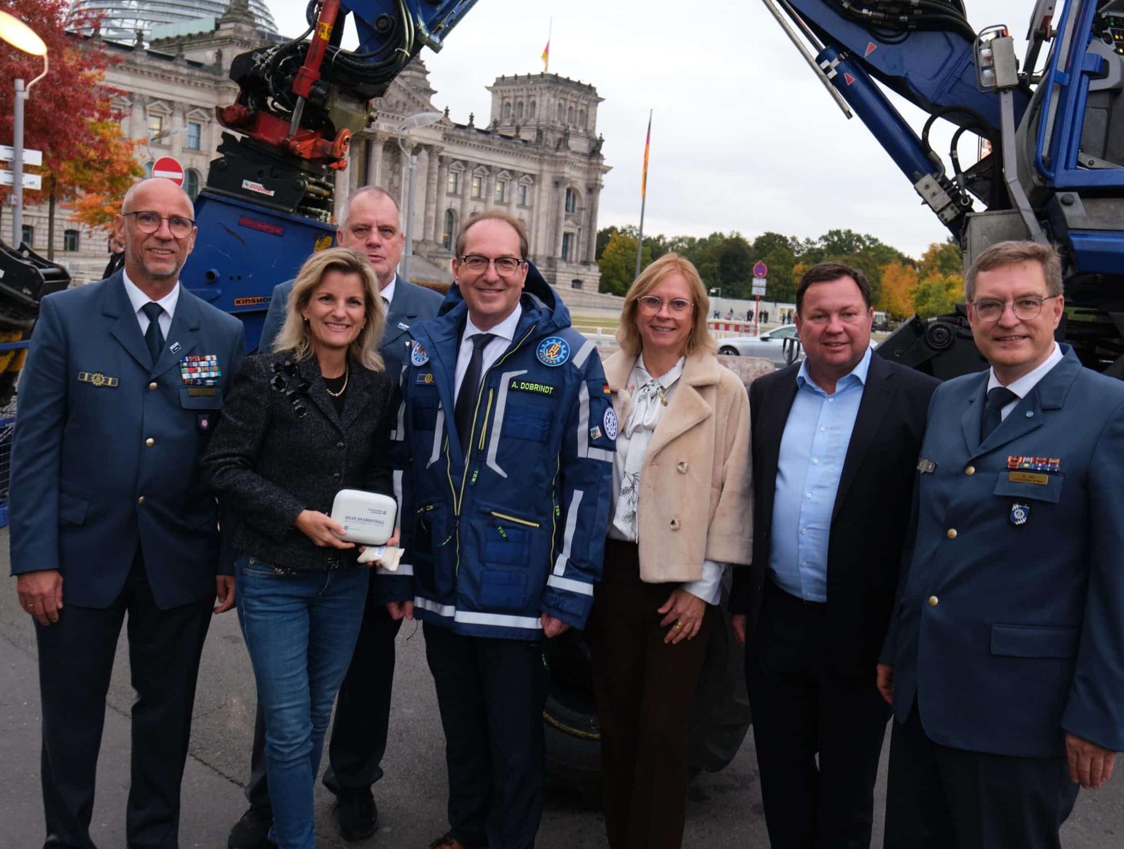 Ortsbeauftragter Markus Otto, THW Rosenheim, Parlamentarische Staatssekretärin beim Bundesminister des Innern, Daniela Ludwig, MdB, THW-Ortsvorsitzender Weilheim, Alexander Kunz, Bundesinnenminister Alexander Dobrindt, MdB, Vizepräsidentin des Bundestages, Andrea Lindholz, MdB, Präsident der THW-Bundesvereinigung Martin Gerster, MdB, Landesbeauftragter THW Bayern, Dr. Fritz-Helge Voß THW2