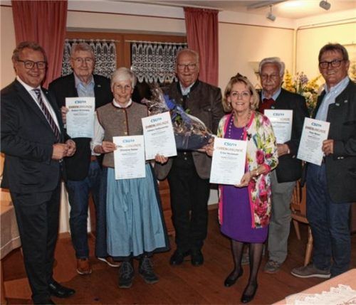 Für ihre langjährige Mitgliedschaft im CSU-Ortsverband Nußdorf ehrte (von links) der CSU-Kreisvorsitzende Klaus Stöttner Robert Grimmeis, Christine Staber, Johann Dettendorfer senior, Erika Neubauer, Christoph Niederthanner und Peter Moser.Foto Steffenhagen