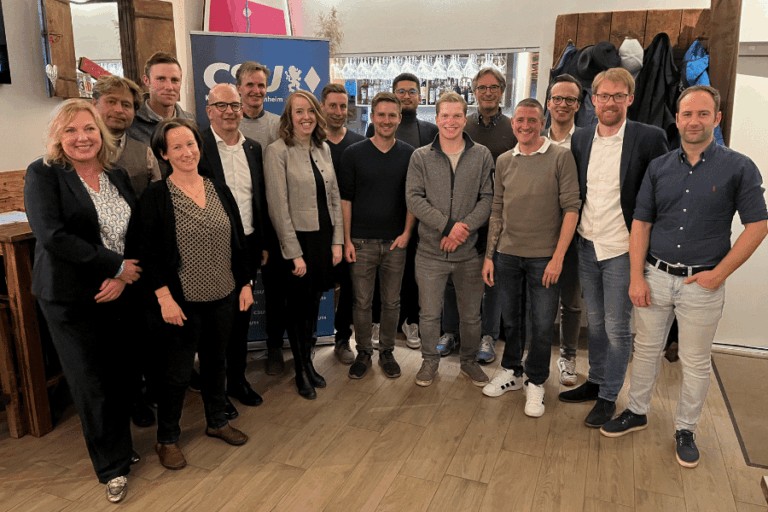 von links: Anja Puchta, Johann Fritz, Josef Hofmeyer, Christine Ilchmann, Thomas Schuster, Fedor Volkmar-Frentzel, Julia Aimer, Felix Tiefenbacher, Christoph, Falk, Daniel Budimir, Florian Stöffl, Matthias Schnebel, Klaus Tiefenbacher, Florian Obermaier, Stefan Julinek und Vinzenz Mayer