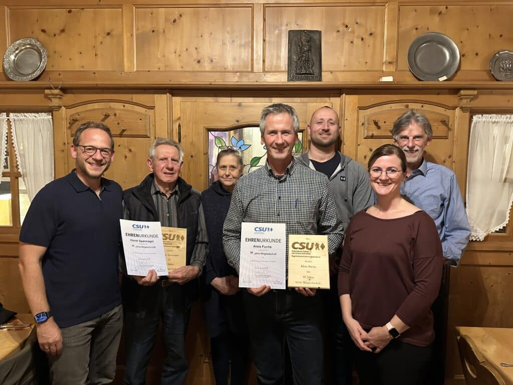 Gruppenbild des Arbeitskreises Polizei und Innere Sicherheit Rosenheim mit zwei Jubilaren.